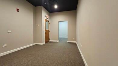 524 W State St, Geneva, IL à louer Photo intérieure– Image 1 sur 1