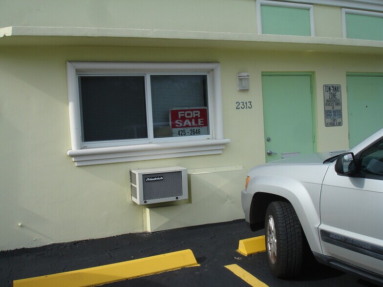 2313 30th nw court, Oakland Park, FL à vendre - Photo de l’immeuble – Image 1 sur 1