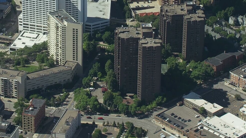 1201 Yale Pl, Minneapolis, MN à vendre - Vidéo aérienne – Image 2 sur 47