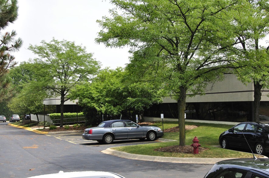 1251 N Plum Grove Rd, Schaumburg, IL à louer - Photo de l’immeuble – Image 2 sur 19