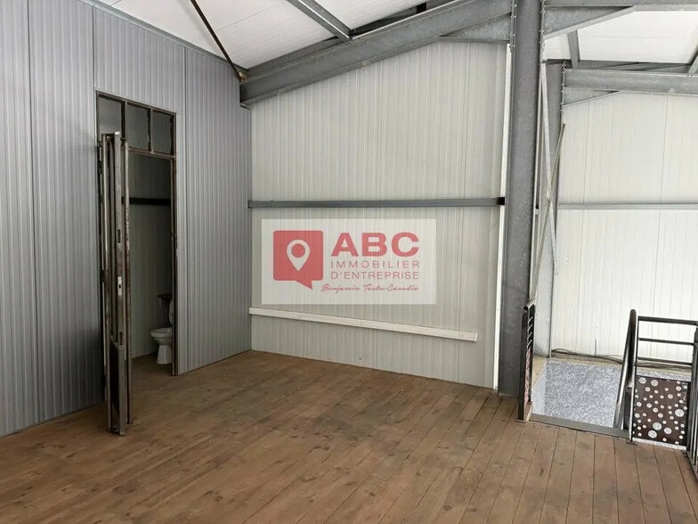 Local d’activités dans Saint-André à louer - Photo de l’immeuble – Image 2 sur 7