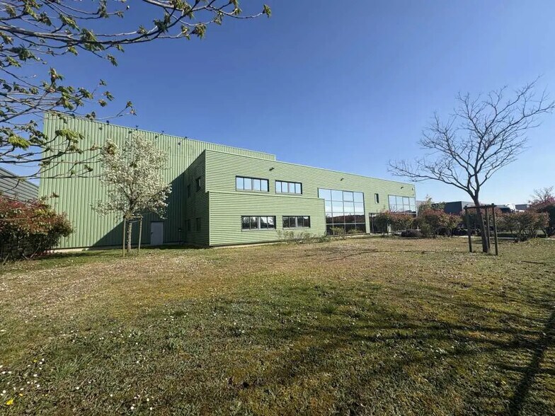 Local d’activités dans Olivet à louer - Photo de l’immeuble – Image 1 sur 17