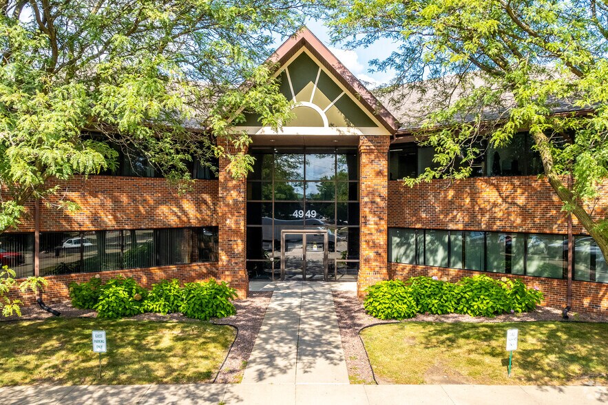 4949 Pleasant St, West Des Moines, IA à louer - Photo de l’immeuble – Image 3 sur 4