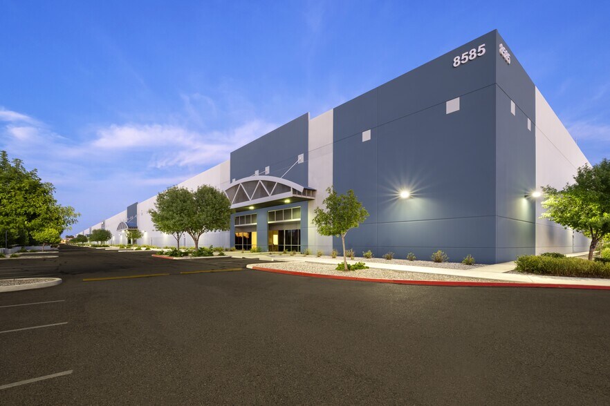 8585 W Buckeye Rd, Phoenix, AZ à louer - Photo de l’immeuble – Image 2 sur 8