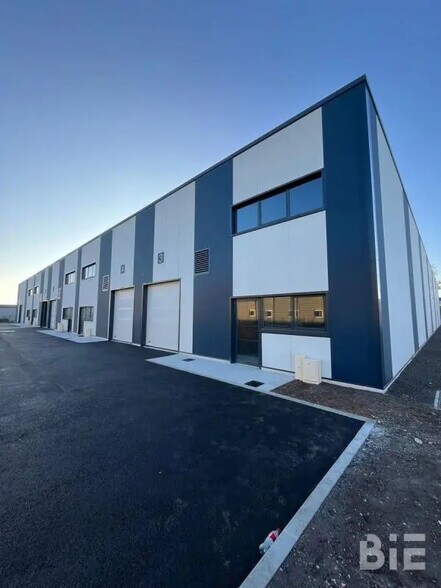 Local d'activités dans Blanquefort à vendre - Photo de l’immeuble – Image 2 sur 8