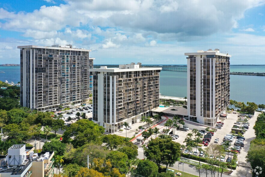 1901-1925 Brickell Ave, Miami, FL à vendre - Photo de l’immeuble – Image 2 sur 7