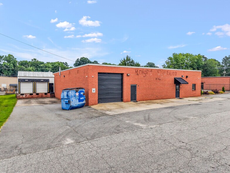 2491 Armstrong Dr, Winston-Salem, NC à vendre - Photo de l’immeuble – Image 1 sur 11