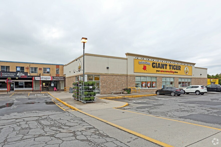 18-49 Chambers St, Smiths Falls, ON à louer - Photo de l’immeuble – Image 3 sur 9