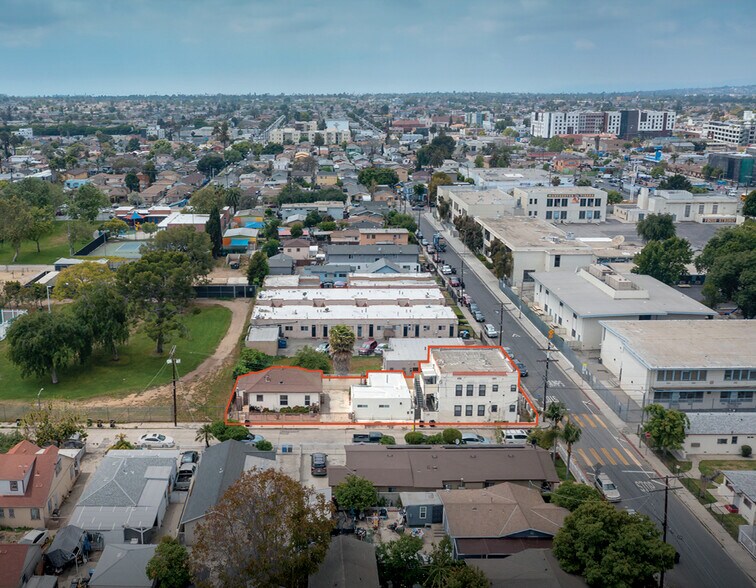 8715 Regina Ct, Los Angeles, CA à vendre - Photo de l’immeuble – Image 2 sur 11