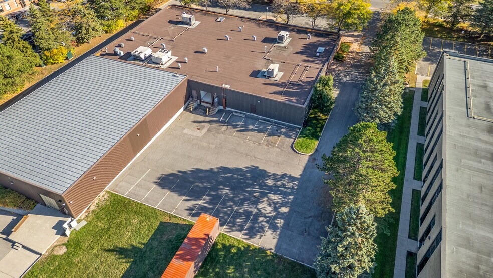 2181-2183 Thurston Dr, Ottawa, ON à louer - Photo de l’immeuble – Image 3 sur 8