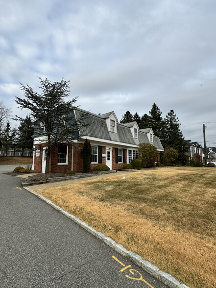 736 Mountain Blvd, Watchung, NJ à vendre - Photo de l’immeuble – Image 2 sur 9