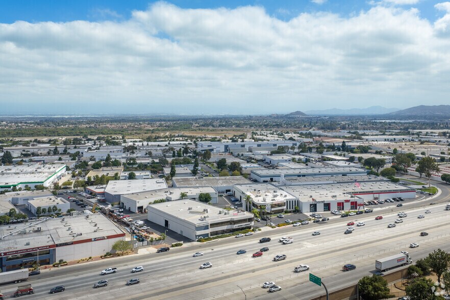 1611 W Pomona Rd, Corona, CA à louer - Photo de l’immeuble – Image 1 sur 24