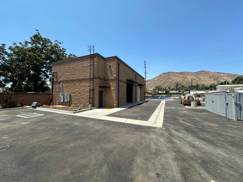 12277 La Cadena Dr, Colton, CA à louer - Photo de l’immeuble – Image 2 sur 8