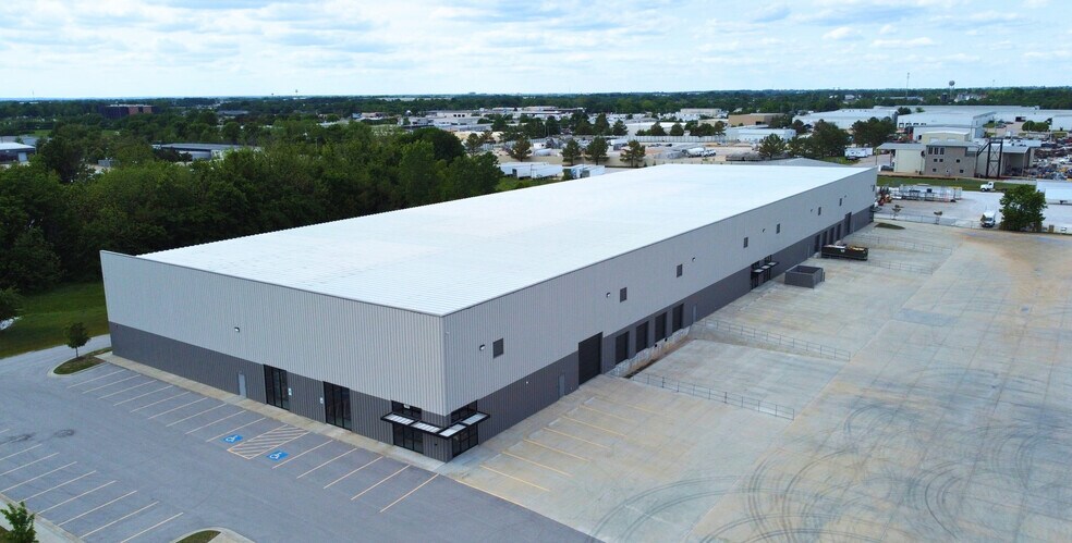 350 E Apple Blossom Ave, Lowell, AR à louer - Photo de l’immeuble – Image 1 sur 6