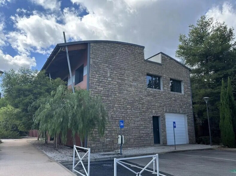 Bureau dans Solliès-Ville à louer - Photo de l’immeuble – Image 2 sur 11