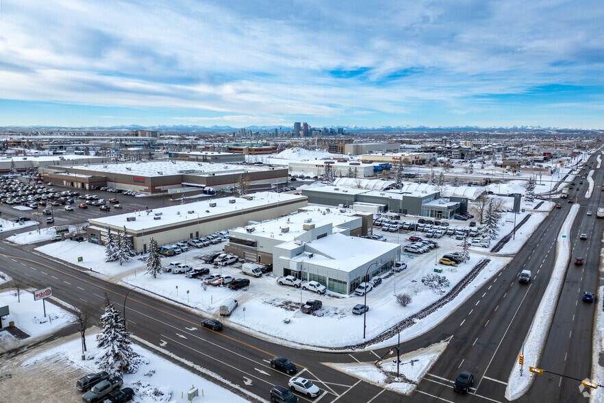 3131 32nd Ave NE, Calgary, AB à vendre - Aérien – Image 3 sur 3
