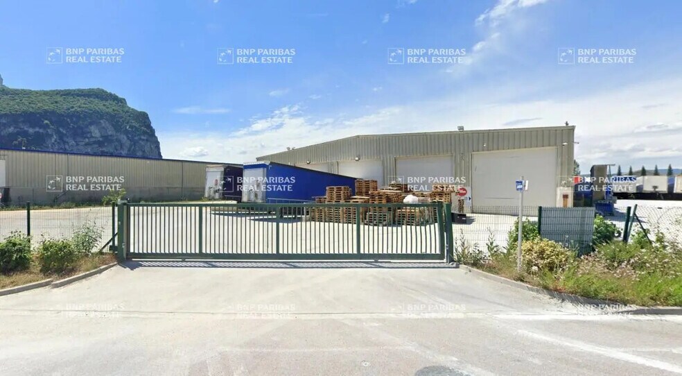 Local d’activités dans Voreppe à louer - Photo de l’immeuble – Image 1 sur 3