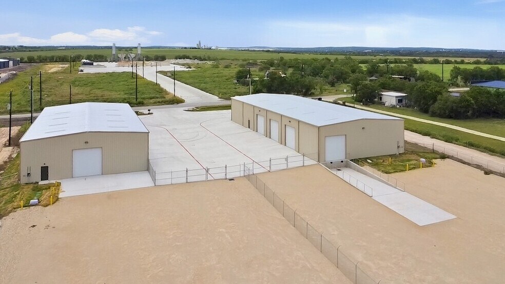 764 Soechting Rd, New Braunfels, TX à louer - Photo de l’immeuble – Image 2 sur 18