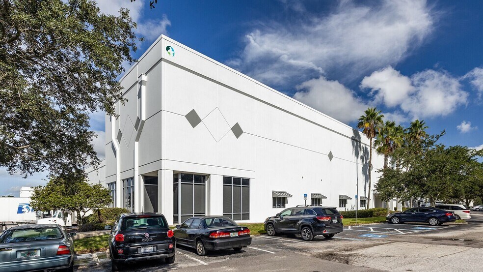 8600-8655 Elm Fair Blvd, Tampa, FL à louer - Photo de l’immeuble – Image 3 sur 3