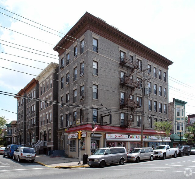 99 Clifton Ter, Weehawken, NJ à vendre - Photo principale – Image 1 sur 2