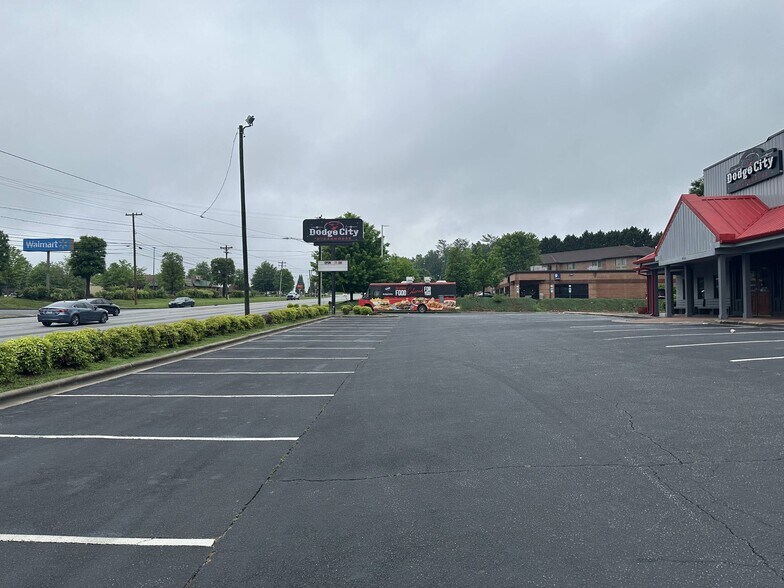 954 Blowing Rock Blvd, Lenoir, NC à vendre - Photo de l’immeuble – Image 2 sur 3