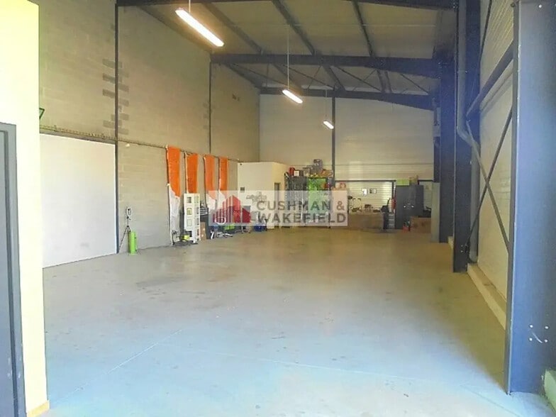 Local d’activités dans Bellegarde à louer - Photo de l’immeuble – Image 3 sur 3