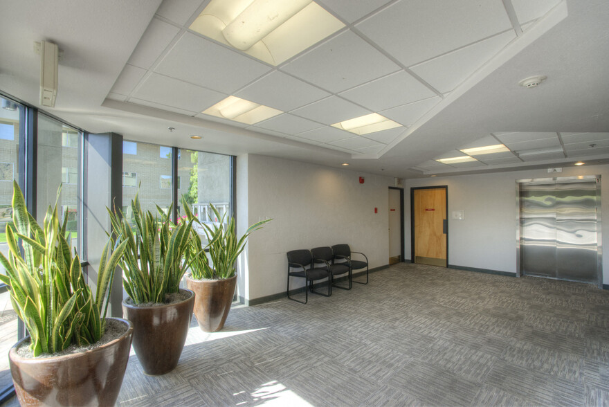 9327 N 3rd St, Phoenix, AZ à louer - Photo de l’immeuble – Image 3 sur 9