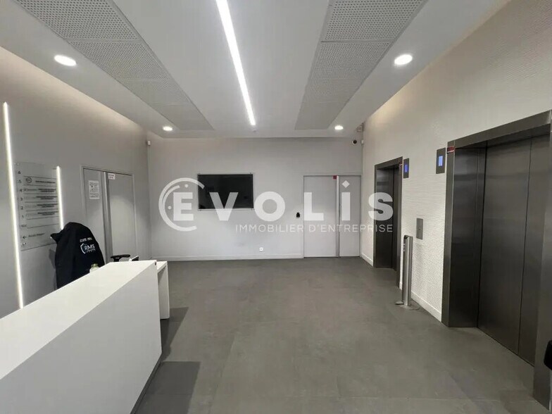 1 Place Des Marseillais, Charenton-le-Pont à louer - Photo de l’immeuble – Image 2 sur 27