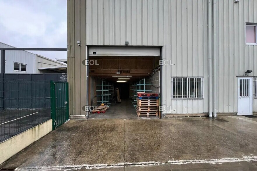 Local d’activités dans Épône à louer - Photo de l’immeuble – Image 1 sur 9