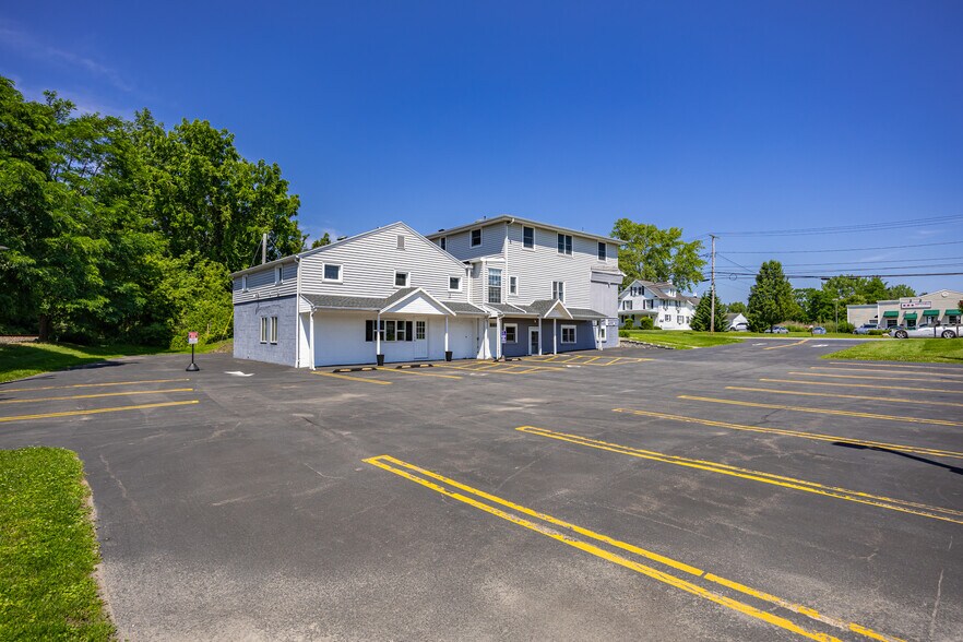 581 Whitney Rd W, Fairport, NY à vendre - Photo de l’immeuble – Image 3 sur 26
