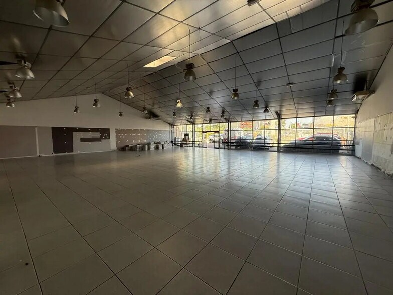 Local commercial dans Puget-sur-Argens à louer - Photo intérieure – Image 1 sur 4