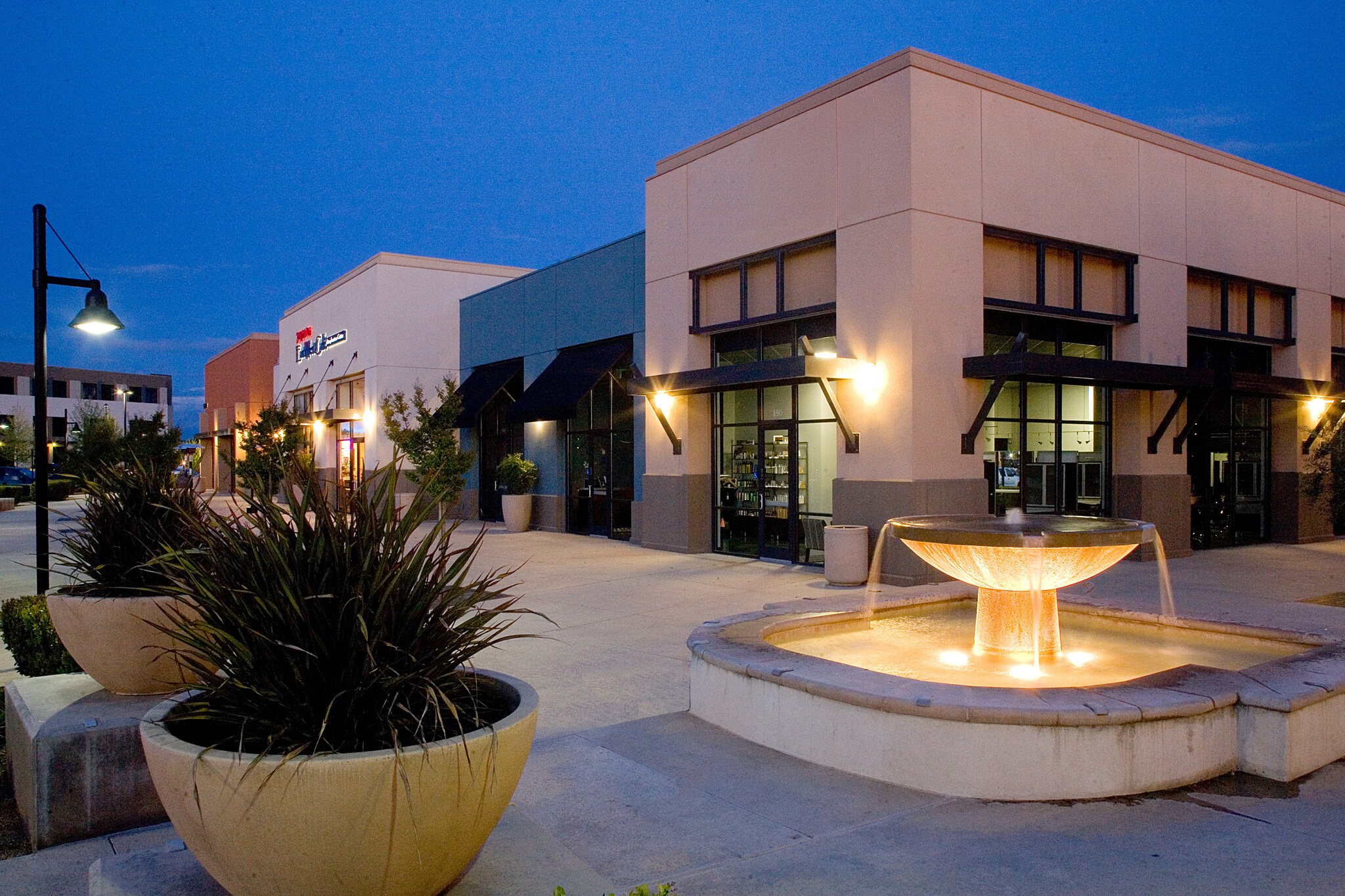 9261 Laguna Springs Dr, Elk Grove, CA à louer Photo principale– Image 1 sur 3