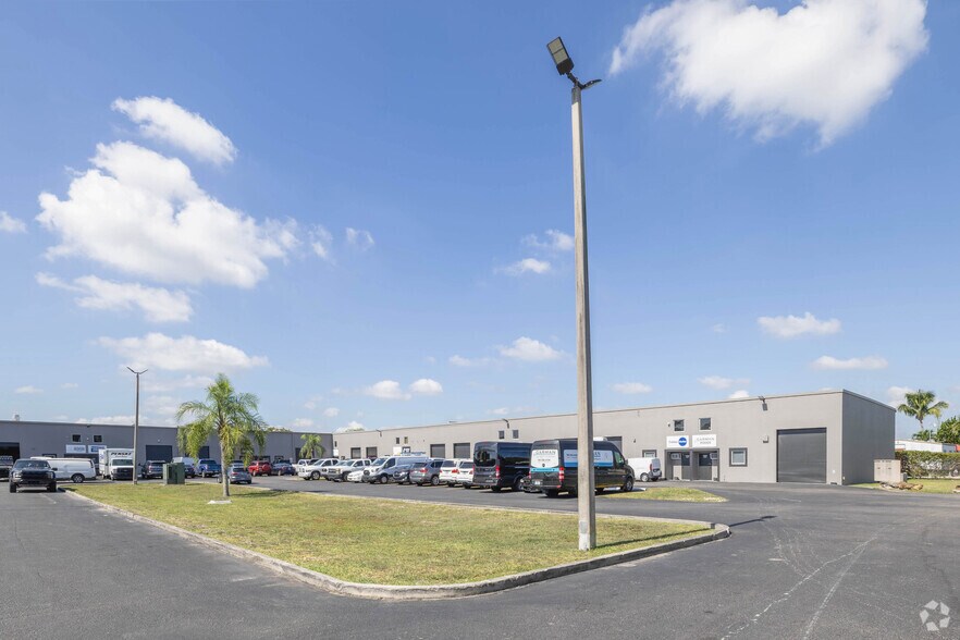 14000-14048 SW 140th St, Miami, FL à louer - Photo de l’immeuble – Image 3 sur 11