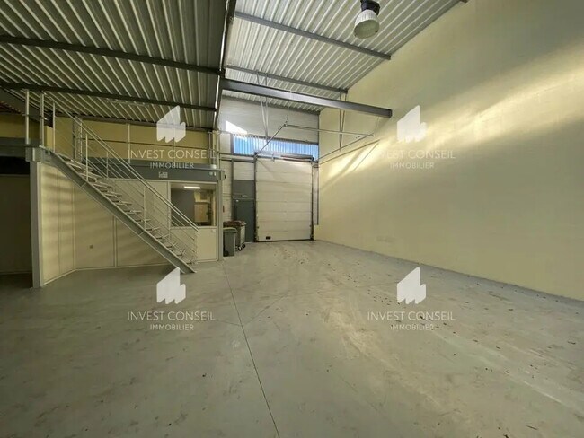 Plus de détails pour Local d'activités à louer