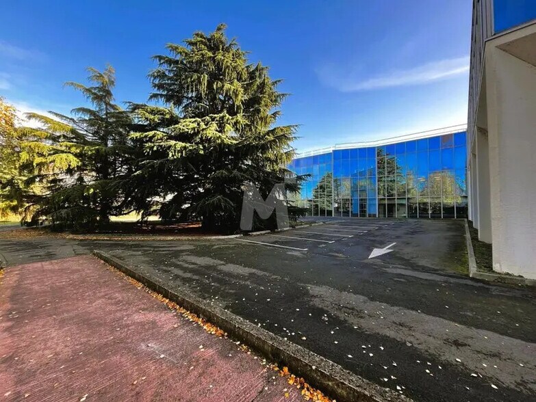 Bureau dans Évry-Courcouronnes à louer - Photo de l’immeuble – Image 2 sur 20