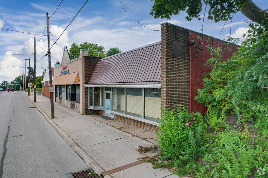 3211 4th Ave, Beaver Falls, PA à louer - Photo de l’immeuble – Image 3 sur 9