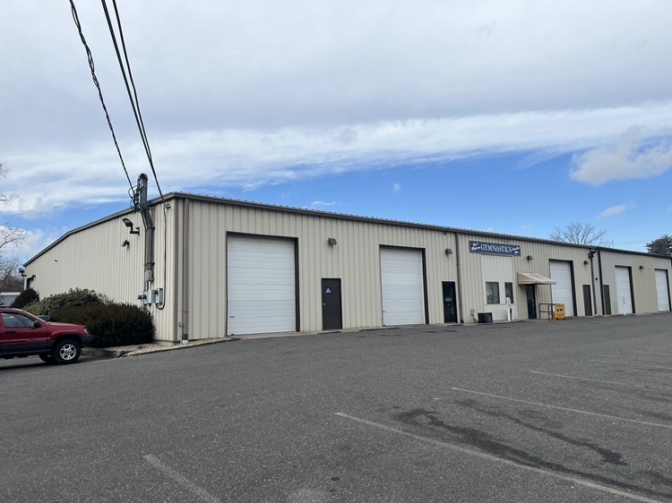 211 Hartford Tpke, Tolland, CT à louer - Photo principale – Image 1 sur 4