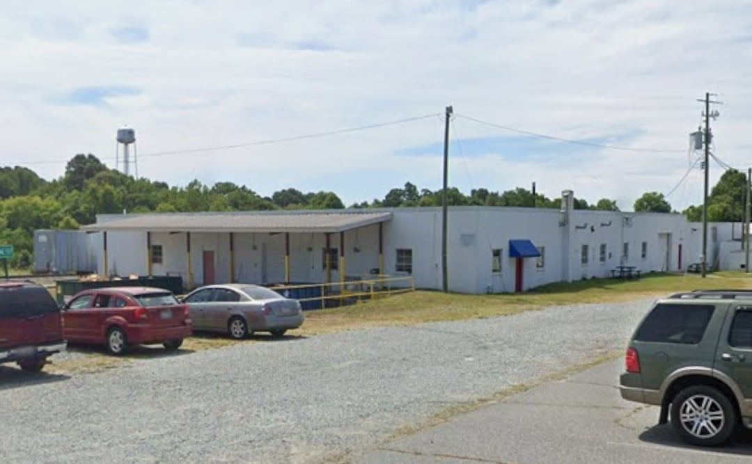 206 E Frazier Ave, Liberty, NC à louer Photo de l’immeuble– Image 1 sur 2