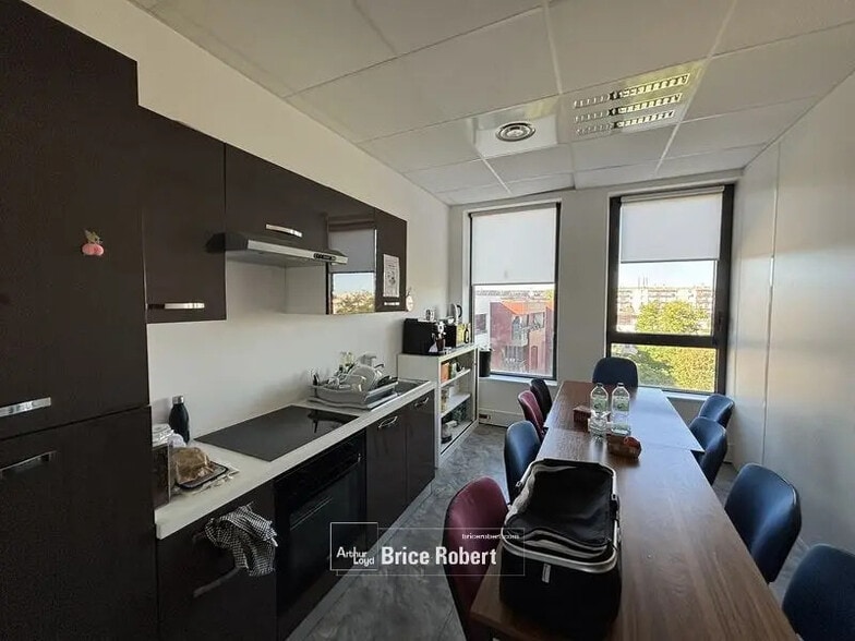 Bureau dans Vaulx-en-Velin à vendre - Photo de l’immeuble – Image 3 sur 8