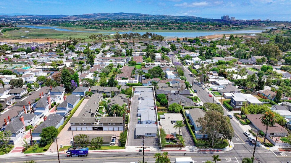 2422 Santa Ana Ave, Costa Mesa, CA à vendre - Photo de l’immeuble – Image 2 sur 12