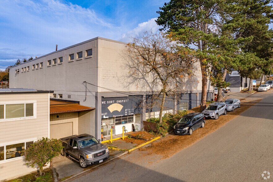 3975 Kitchener St, Burnaby, BC à louer - Photo de l’immeuble – Image 2 sur 3