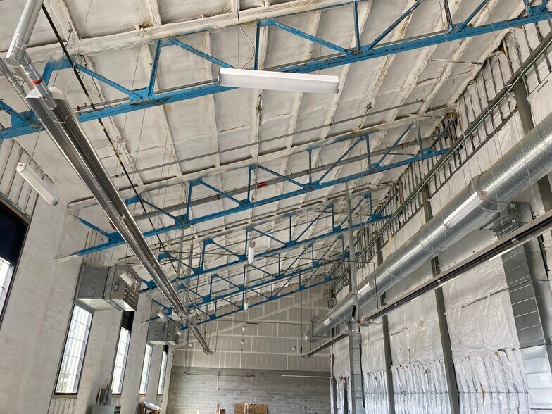 1121 8 Mile Rd, Detroit, MI à louer - Photo intérieure – Image 2 sur 5