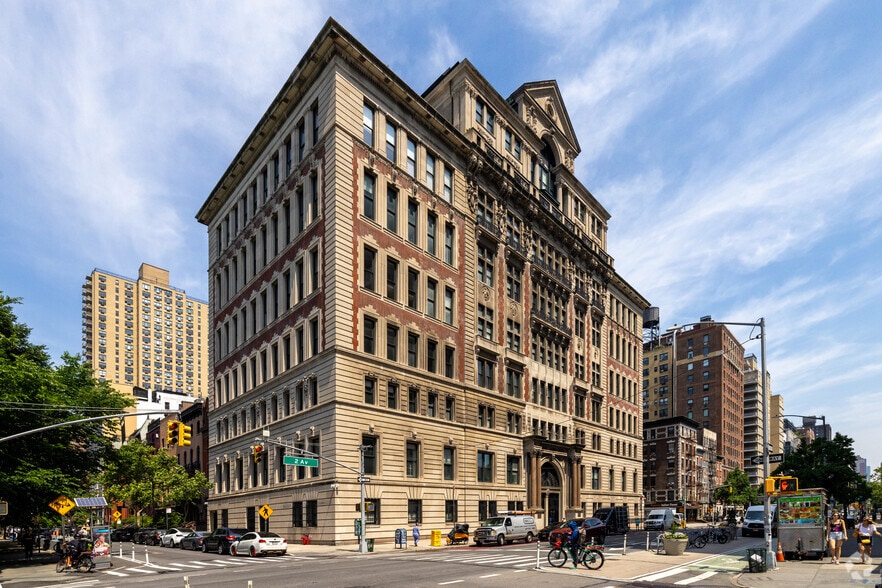 303-305 2nd Ave, New York, NY à vendre - Photo principale – Image 1 sur 18