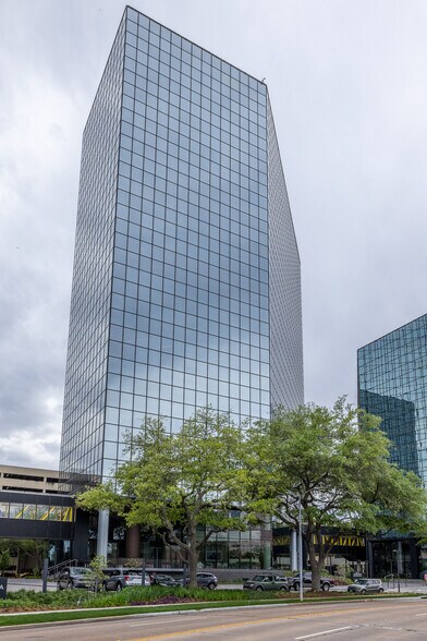 820 Gessner Rd, Houston, TX à louer - Photo de l’immeuble – Image 3 sur 25