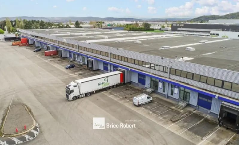 20 Rue Du Ruisseau, Saint-Quentin-Fallavier à louer - Photo de l’immeuble – Image 3 sur 10