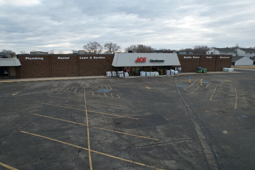 1423 N Lake Ave, Storm Lake, IA à louer - Photo de l’immeuble – Image 3 sur 9