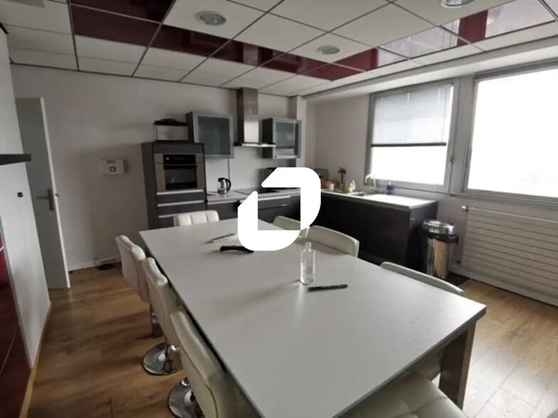 Bureau dans Évry-Courcouronnes à louer - Photo de l’immeuble – Image 3 sur 6