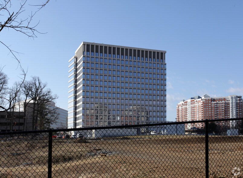 11601 Landsdowne St, Rockville, MD à louer - Photo de l’immeuble – Image 2 sur 2