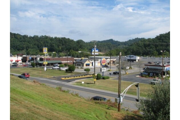 343-451 N Mayo Trl, Paintsville, KY à louer - Photo de l’immeuble – Image 3 sur 3