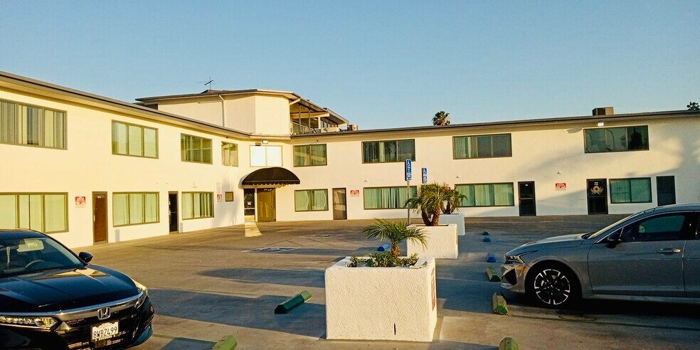 599 S Barranca Ave, Covina, CA à louer - Photo de l’immeuble – Image 2 sur 5